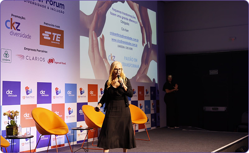 Imagem da Cris Kerr no evento do Super Fórum Diversidade e Inclusão