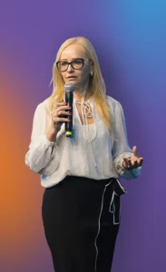 Imagem da Cris Kerr representando a liderança da CKZ Diversidade e Inclusão