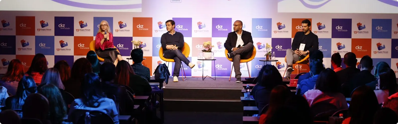 Imagem dos participantes no palco do evento anterior do Super Fórum em Diversidade e Inclusão