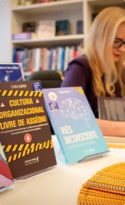 Imagem de Cris Kerr com os livros Viés Inconsciente e Cultura Organizacional Livre de Assédio