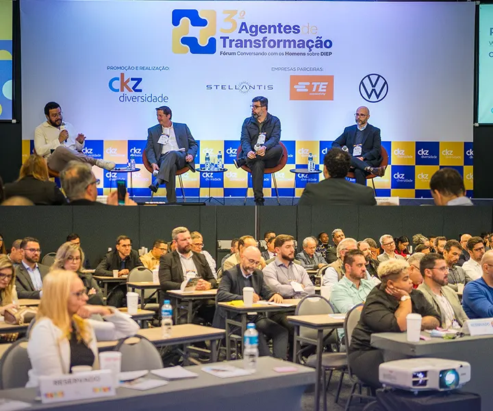 Imagem dos palestrantes e plateia do evento anterior dos Agentes de Transformação