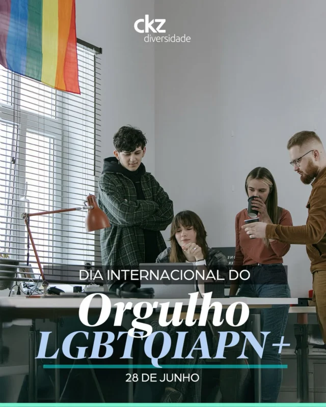 O Dia Internacional do Orgulho LGBTQIAPN+ traz celebração e também um convite à reflexões importantes. Ainda há muito a ser feito quando o assunto é inclusão e pertencimento real de pessoas da comunidade no mercado de trabalho. 

O estudo Out in the World: Securing LGBT Rights in the Global Marketplace, realizado pela Center for Talent Innovation, 61% das pessoas LGBTQIAPN+ no Brasil optam por não declarar a própria orientação sexual no trabalho. Enquanto isso, segundo a Out & Equal, empresas com políticas LGBTQIAPN+ estruturadas têm 13% a menos de rotatividade voluntária.

Esses dados nos mostram que não é exagero dizer que inclusão é urgente: é uma necessidade.

Neste mês, e em todos os outros, estabeleça compromissos reais:
-Políticas internas com foco em equidade
-Comitês ou grupos de afinidade LGBTQIAPN+
-Canais seguros de escuta e denúncia
-Lideranças preparadas para atuar como aliadas

É preciso agir com intenção e transformar estruturas para que ninguém precise esconder quem é para ser respeitado ou respeitada dentro e fora das empresas. Que todas as pessoas possam sentir orgulho abertamente todos os dias, e que esse orgulho venha acompanhado de pertencimento, respeito e ação contínua. Construir ambientes inclusivos não é apenas o certo a se fazer: é também o que impulsiona culturas mais humanas, criativas e sustentáveis e inovadoras! 

Estamos aqui para te ajudar nessa transformação por meio de palestras, treinamentos, workshops ou a solução que melhor funciona para você! Fale com o nosso time e descubra todas as possibilidades. Estamos juntos e juntas nessa jornada!

#ckzdiversidade #diep #diversidade #orgulholgbtqiapn+ #inclusao
